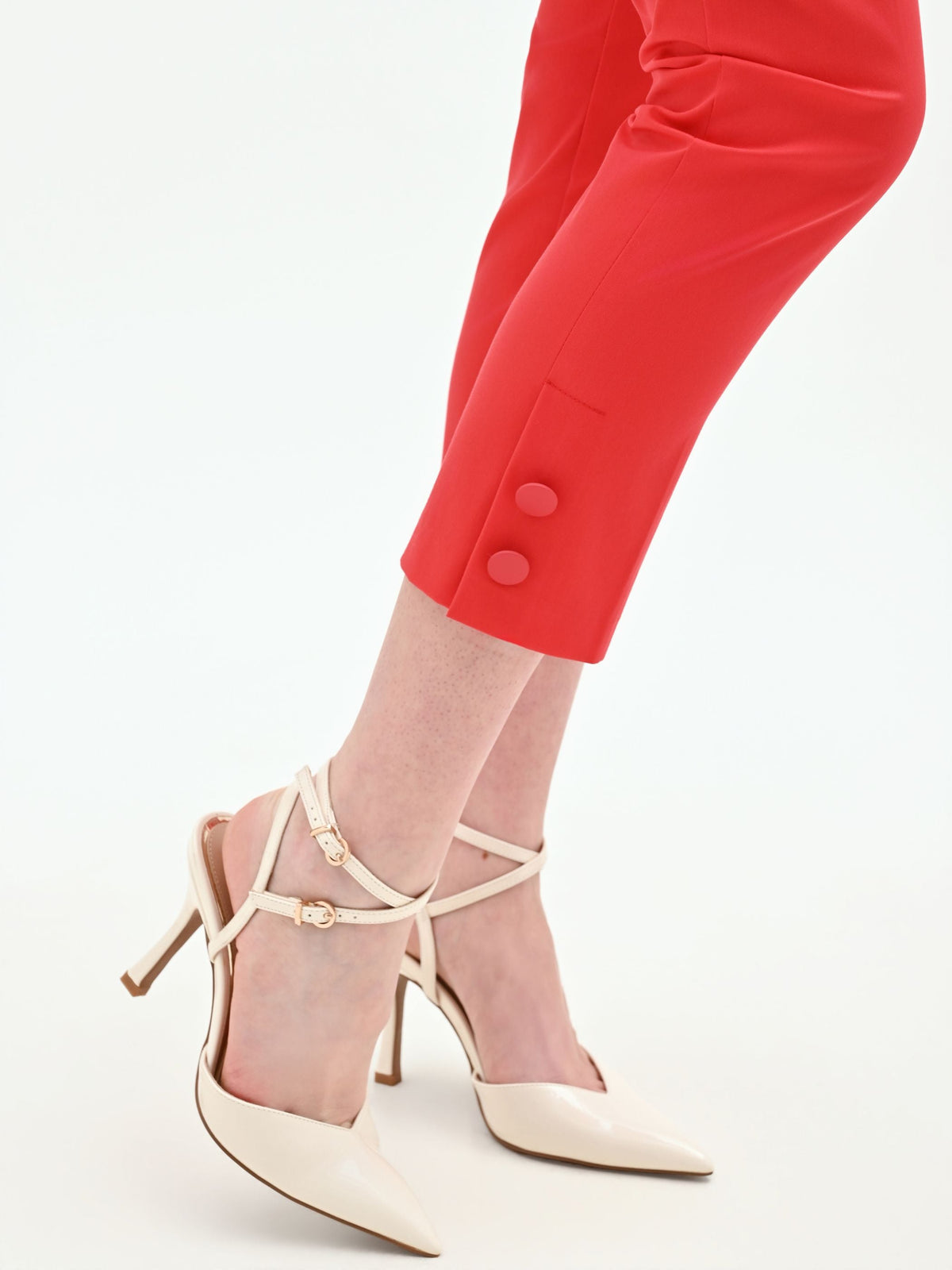 Pantalone rosso fragola con bottoni sul fondo