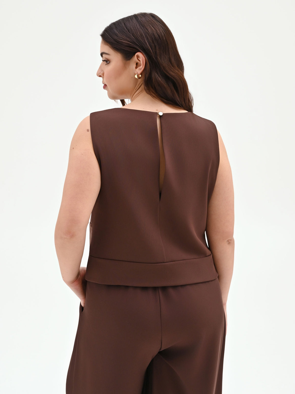 Top curvy cioccolato con drappeggio e spilla fiore
