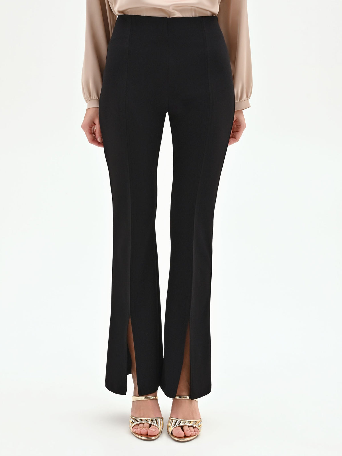 Pantalone nero flared con spacco frontale