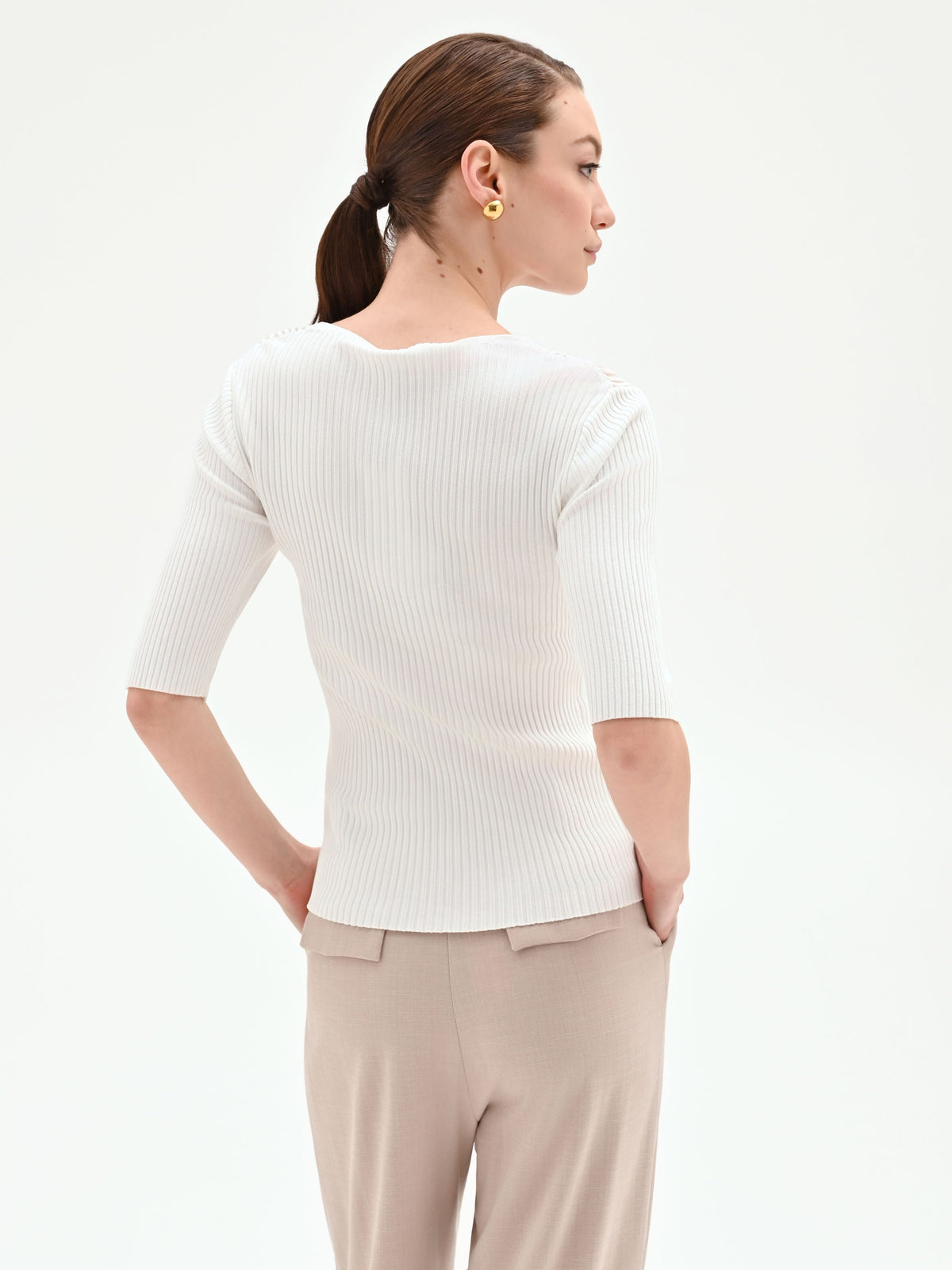 Maglia color panna con gioco di trasparenze