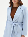 Giacca Curvy cielo azzurro con cintura in vita