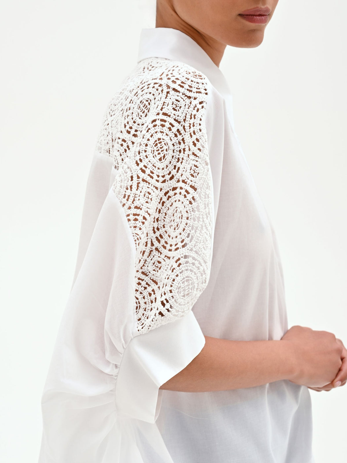 Camicia bianca e inserti in pizzo in cotone