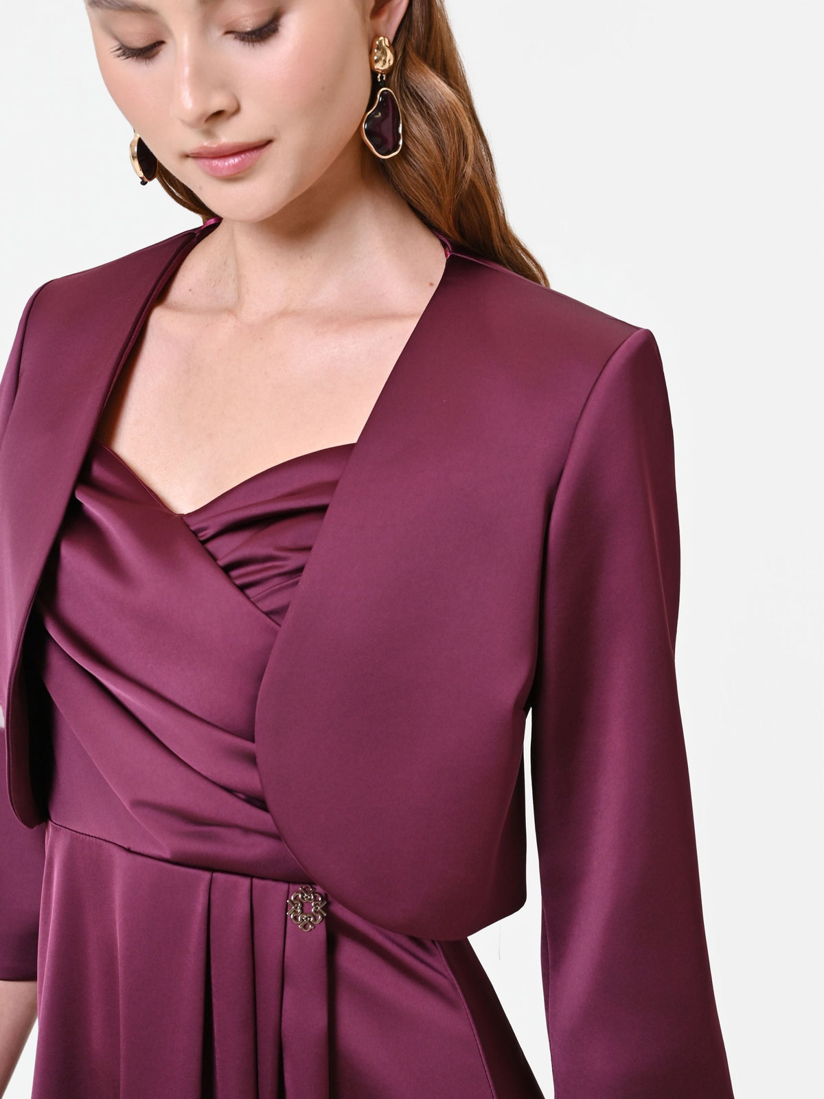 Coprispalle in raso strutturato bordeaux con bordi stondati