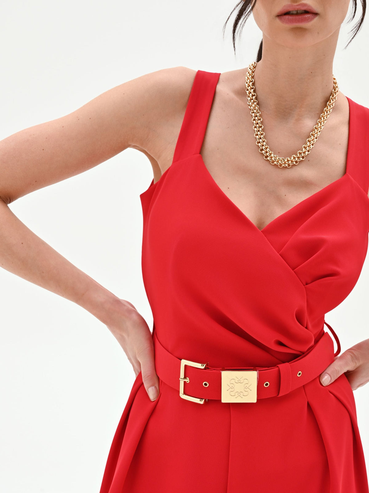 Tuta rossa con pantaloni palazzo e cintura in cadi