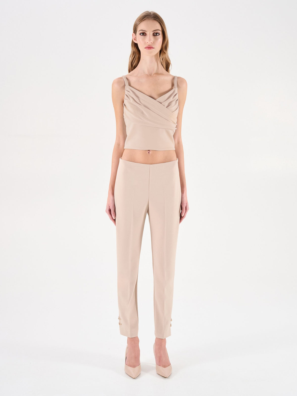 Top beige chiaro con incrocio drappeggiato