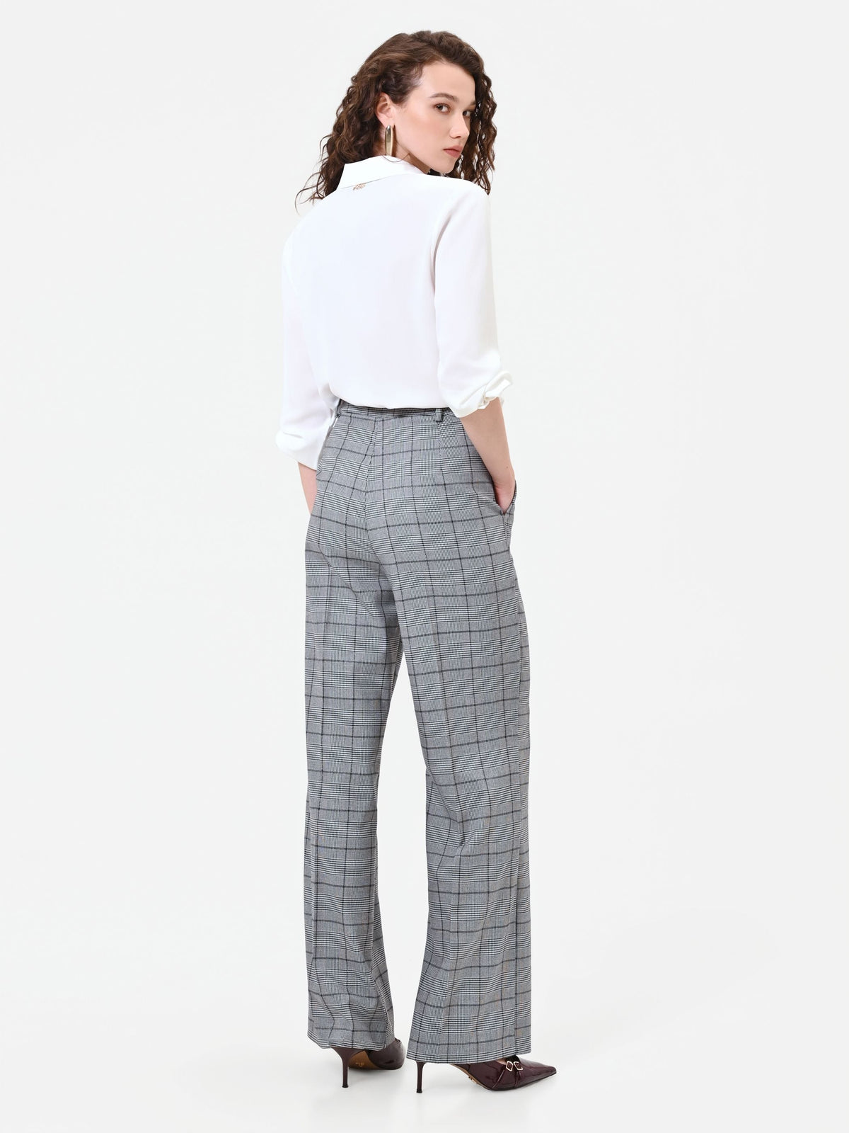 Pantalone grigio a gamba ampia con fantasia check