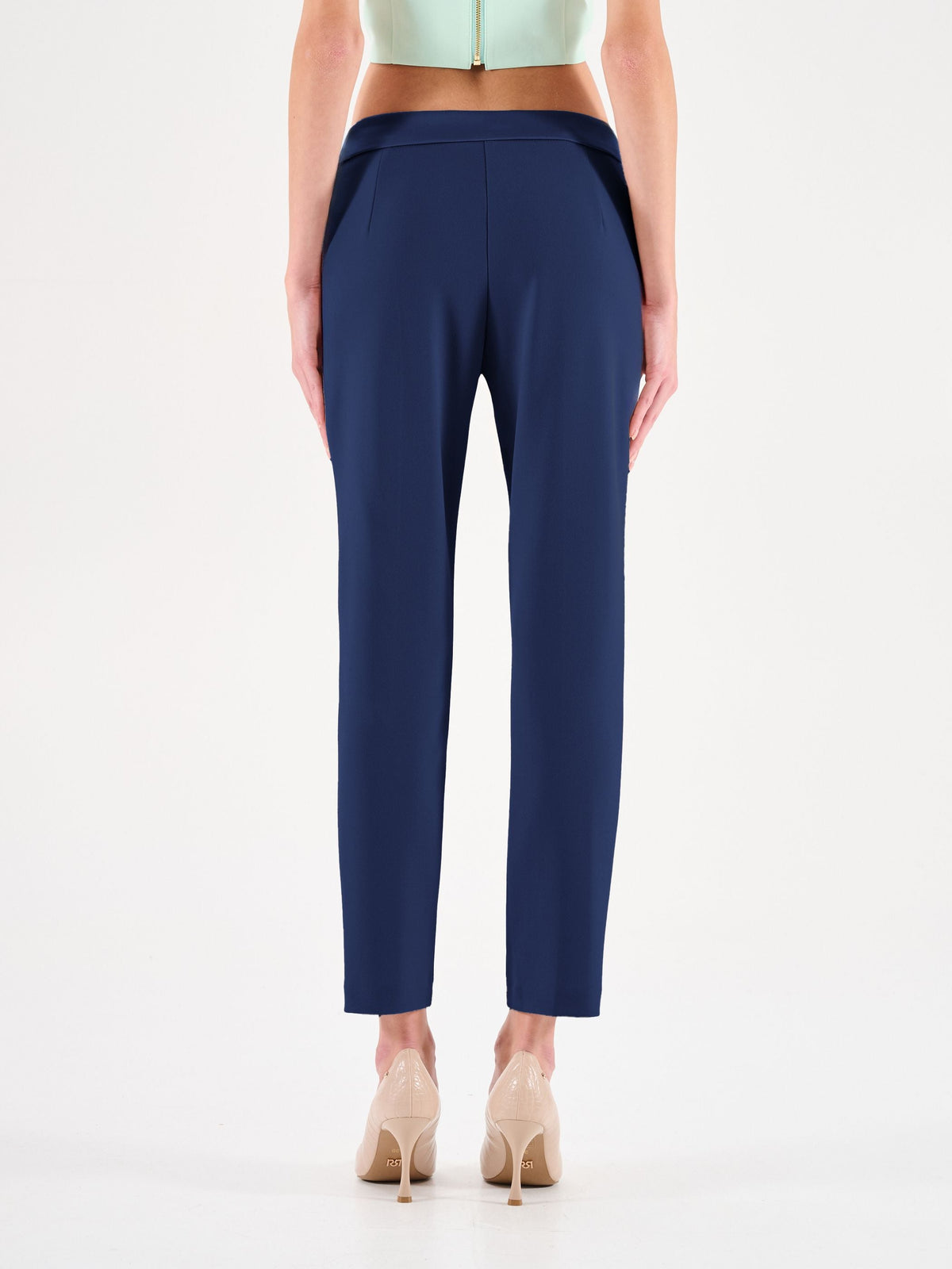 Pantalone blu a sigaretta con cinturino a contrasto
