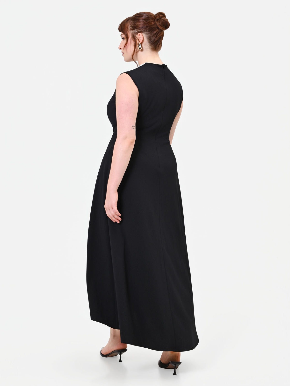 Abito Curvy lungo nero con inserto plissettato a contrasto