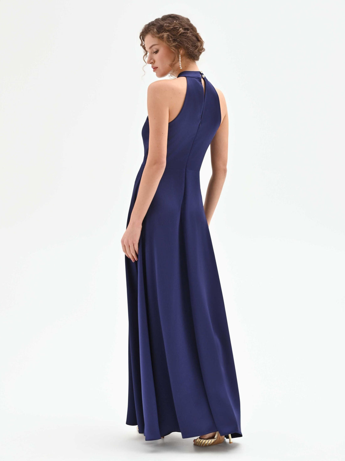 Abito lungo atelier blu indaco con collo alto drappeggiato