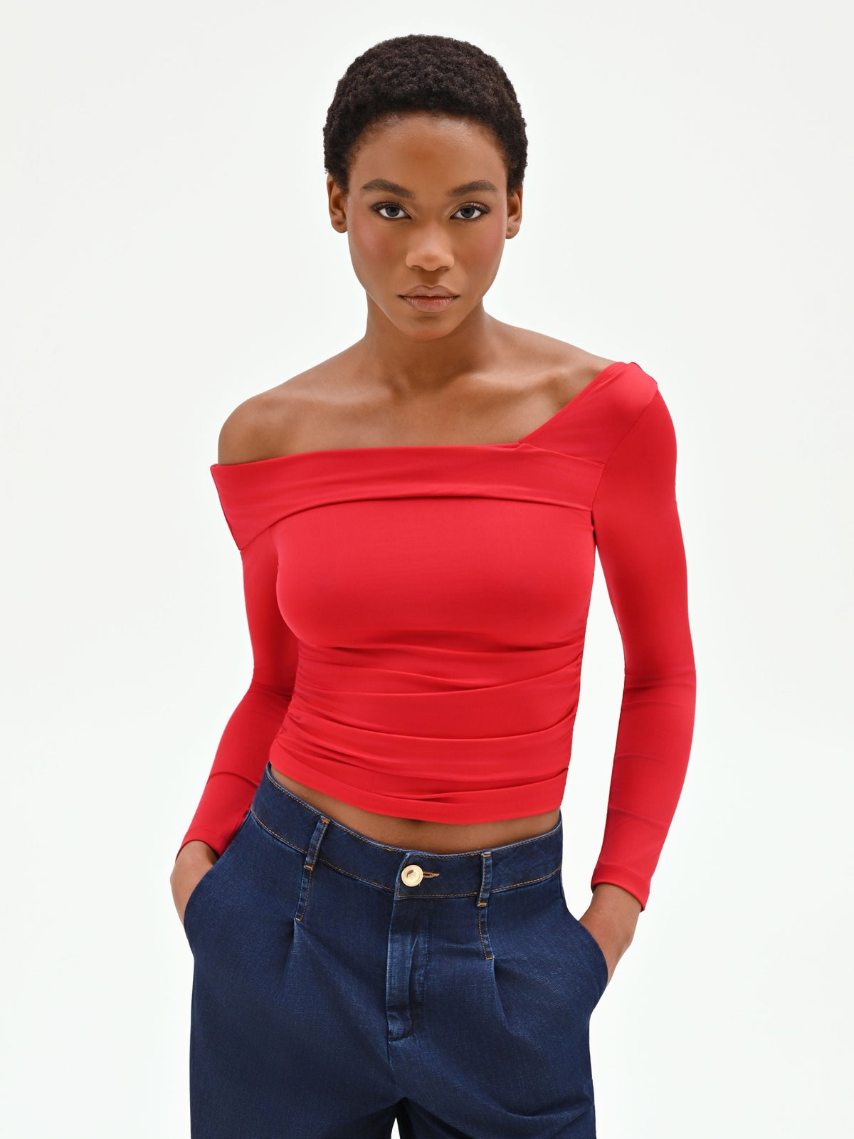 T-shirt rossa con scollo asimmetrico