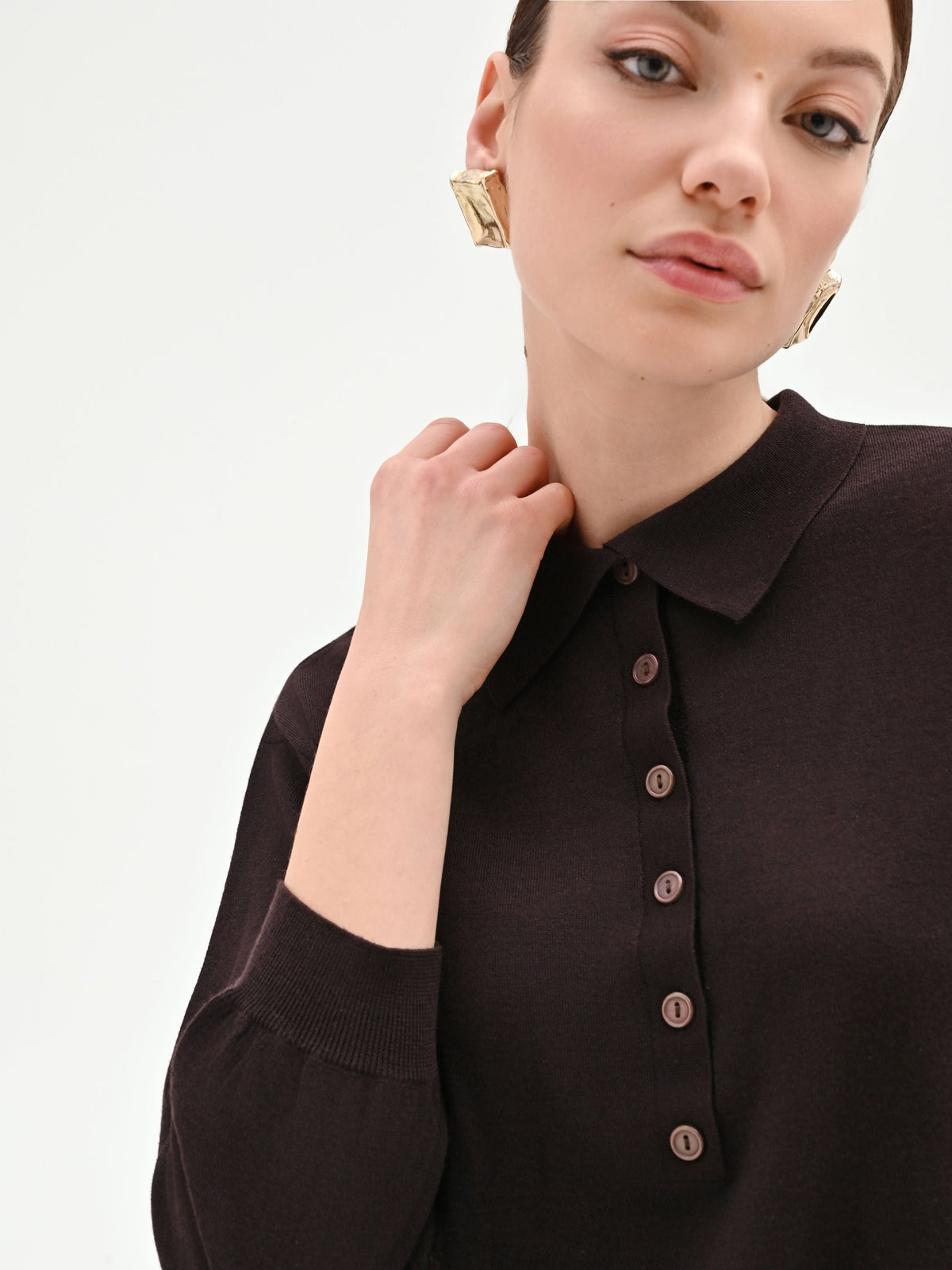Maglia color cioccolato con colletto a polo