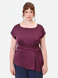 Blusa Curvy in raso bordeaux con drappeggio asimmetrico