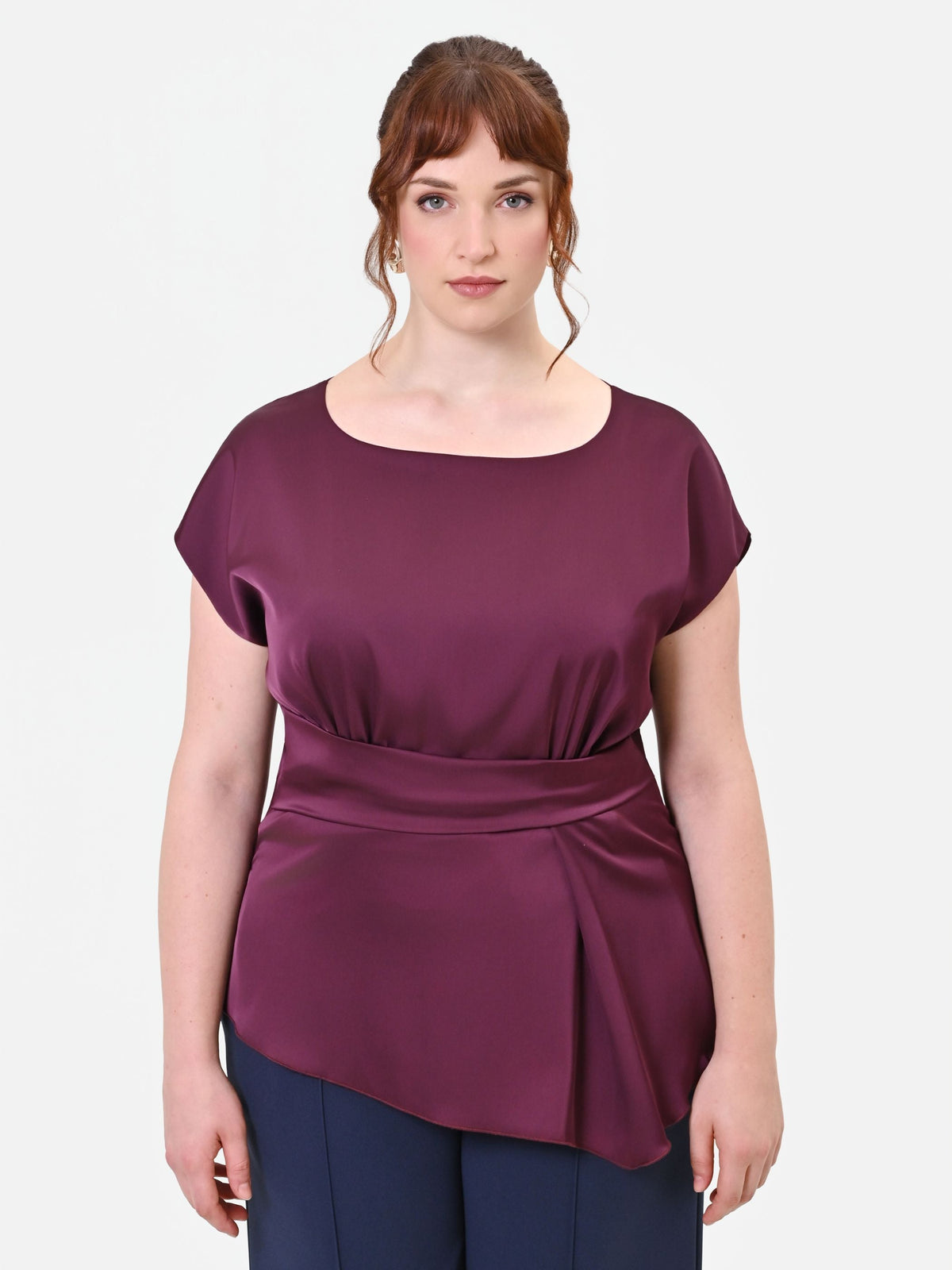 Blusa Curvy in raso bordeaux con drappeggio asimmetrico