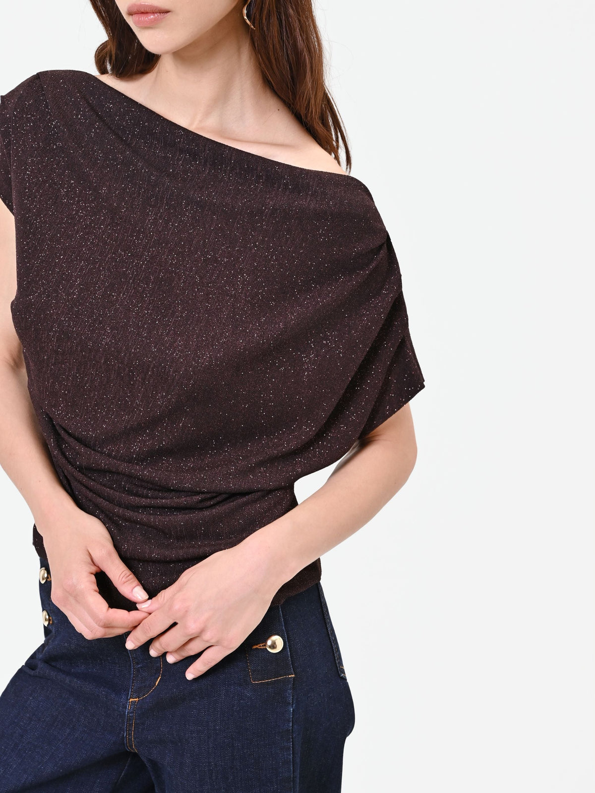 Blusa marrone con drappeggio asimmetrico