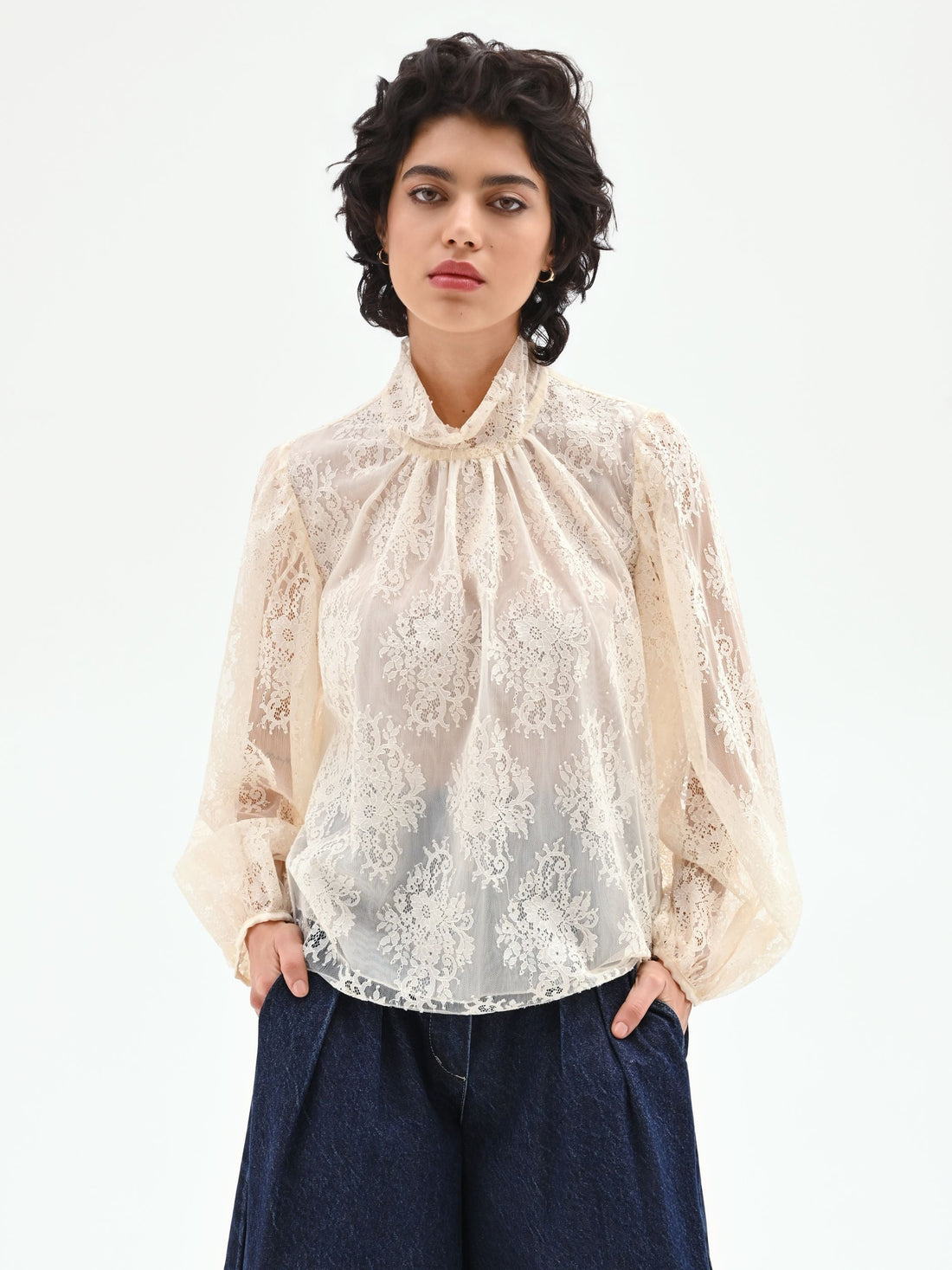 Blusa in pizzo panna bianco con collo alto