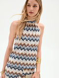 Top azzurro con mtotivo chevron e scollo all'americana
