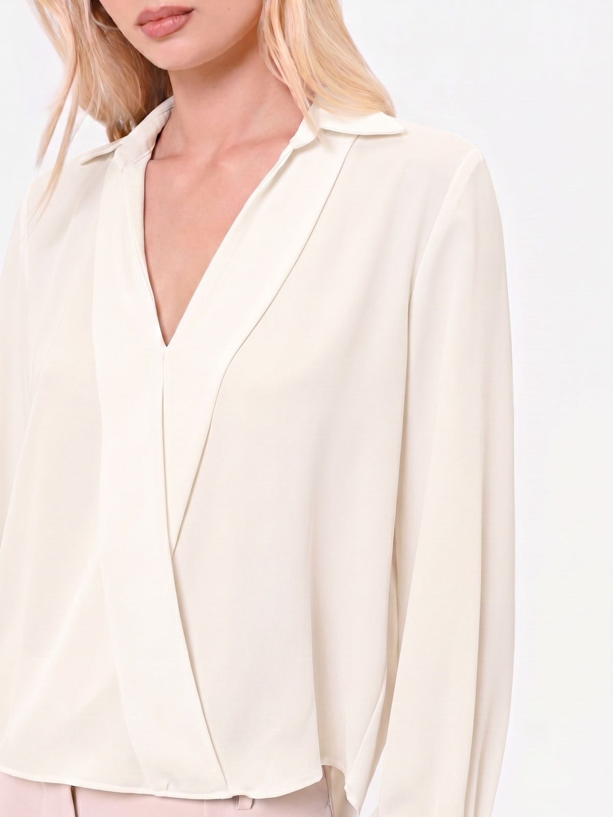 Blusa bianca con incrocio in raso