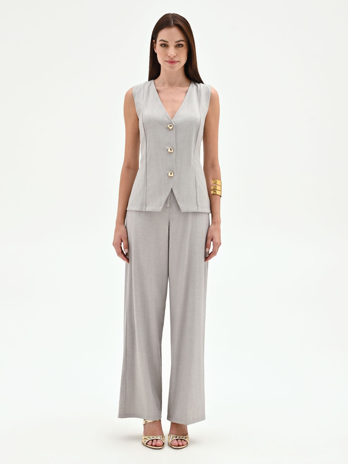 Tuta grigia con gilet e pantaloni palazzo