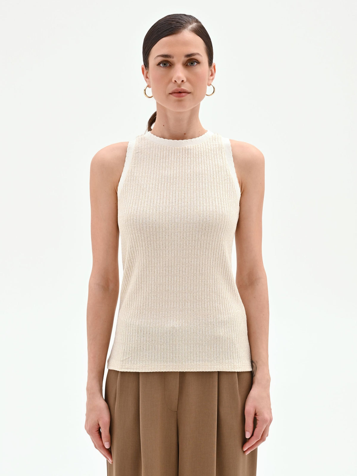 Top oro in maglia a costine con orli smerlati