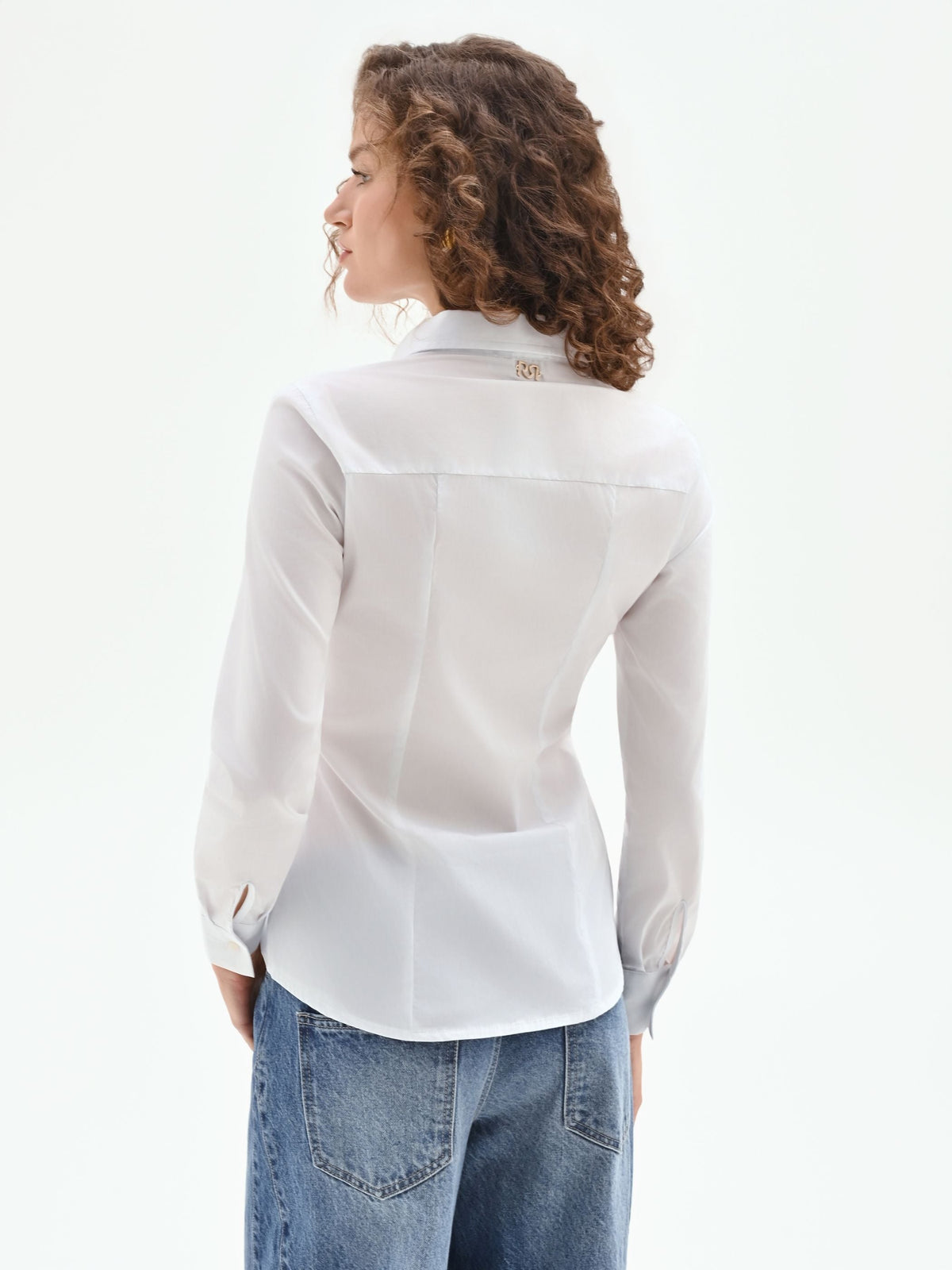 Camicia bianca sagomata in cotone