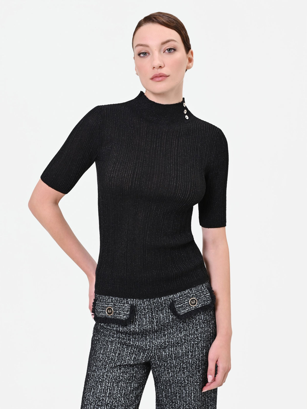 Maglia nera a costine con bottoni decorativi in misto viscosa