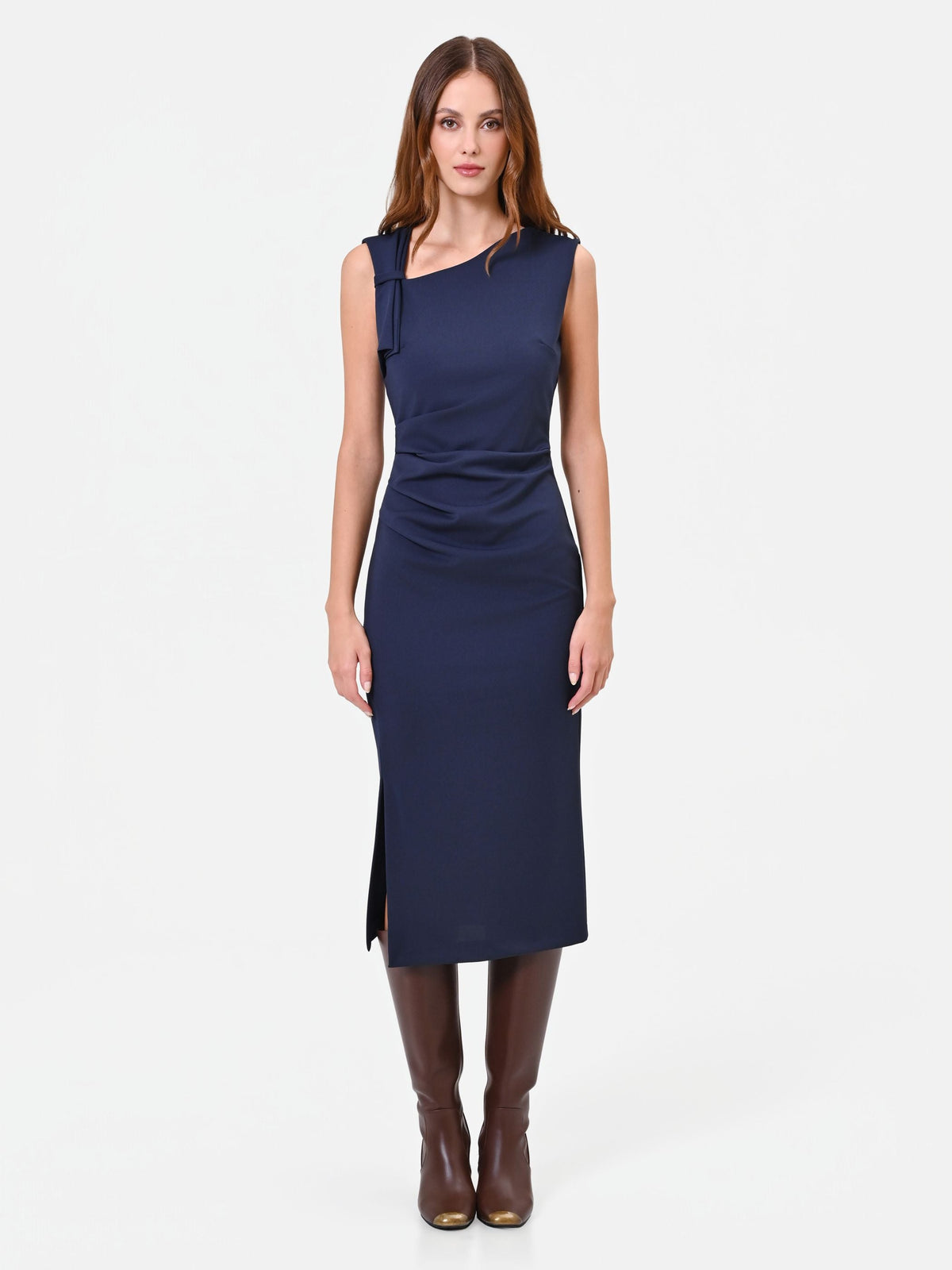 Abito tubino midi blu con scollo asimmetrico