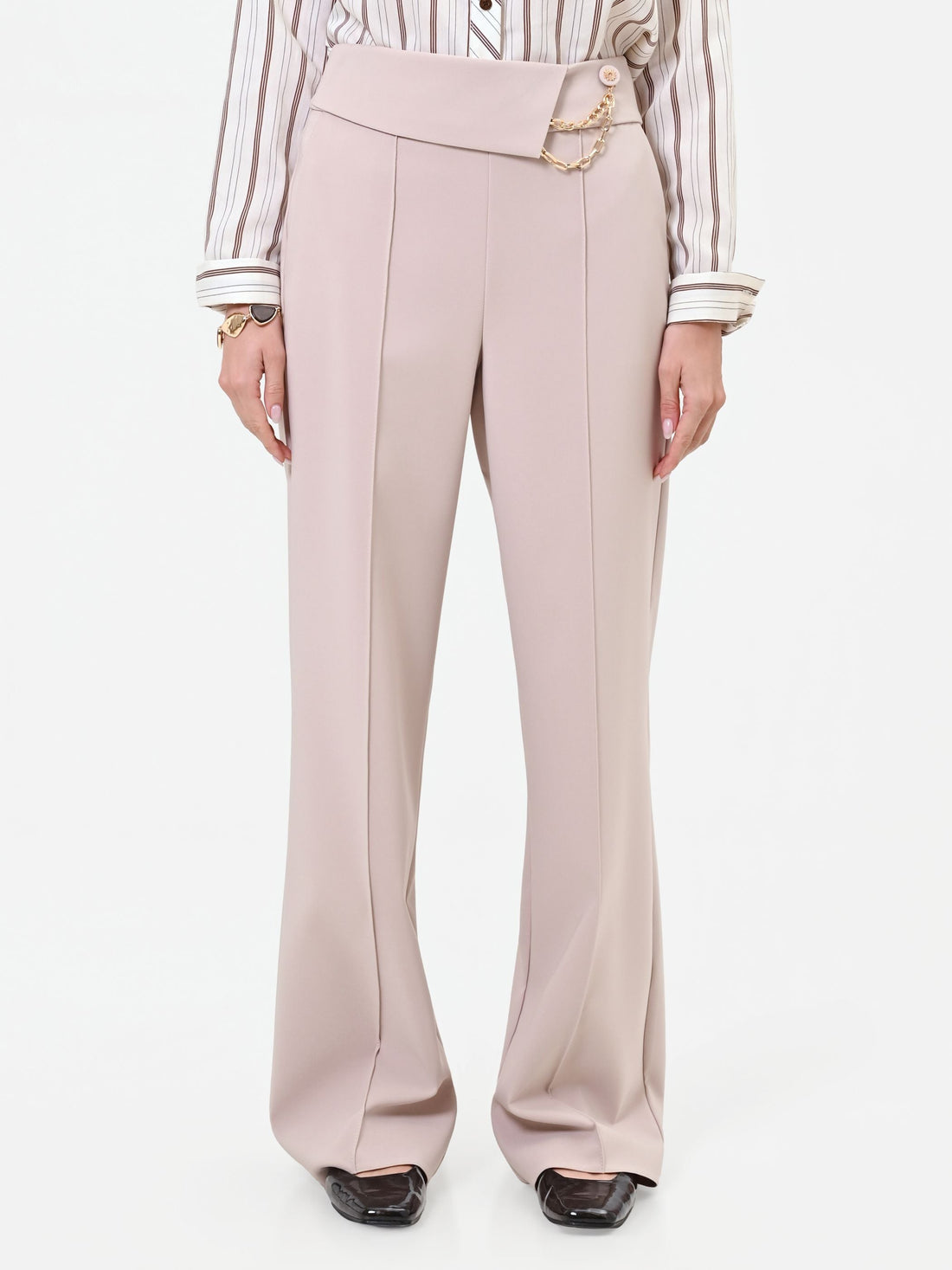 Pantalone tortora beige a vita alta con dettaglio catena