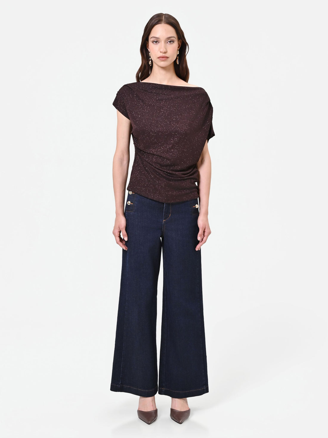 Blusa marrone con drappeggio asimmetrico