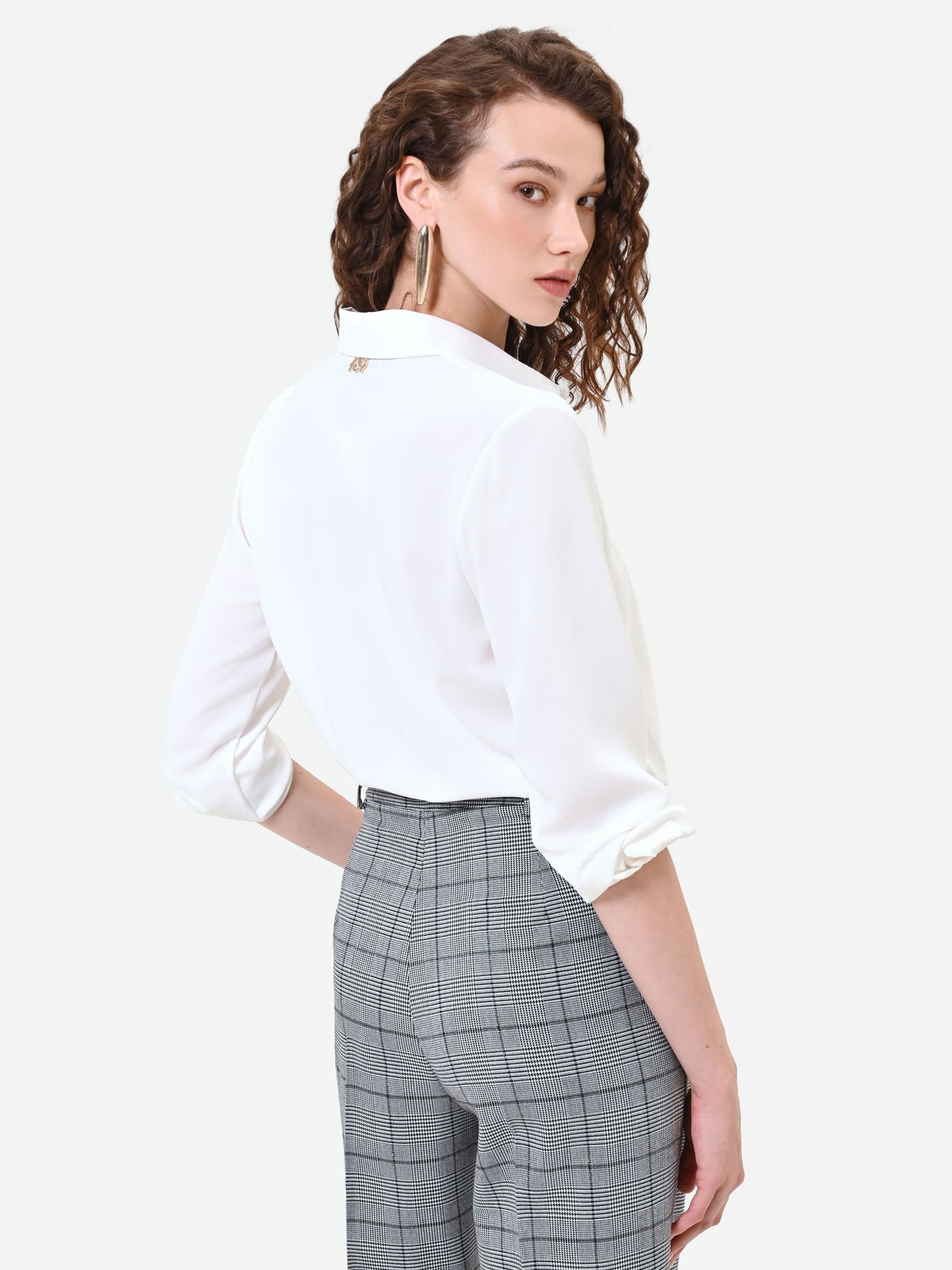 Camicia panna in raso con abbottonatura nascosta