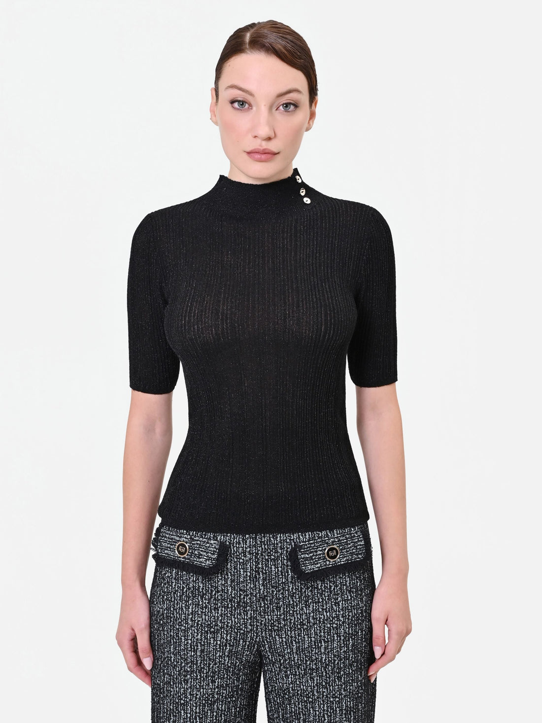 Maglia nera a costine con bottoni decorativi in misto viscosa
