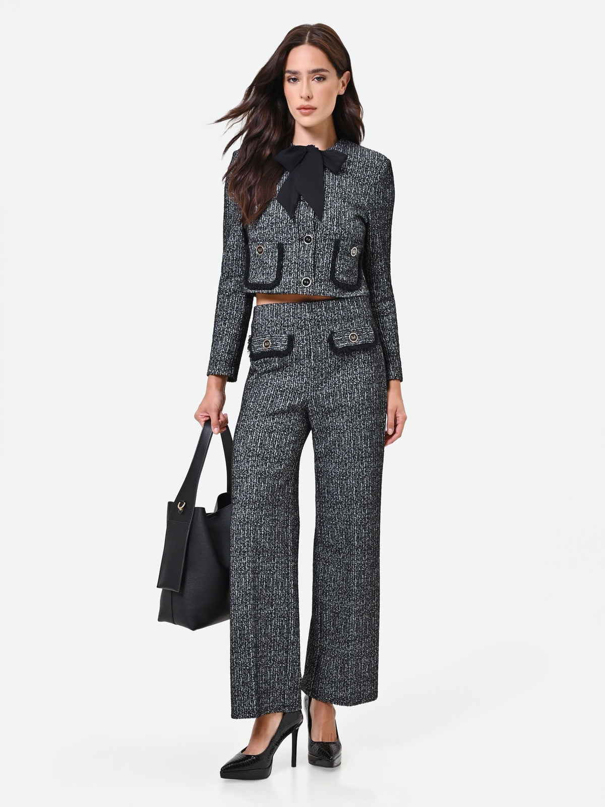 Pantalone nero in bouclé con tasche a toppa