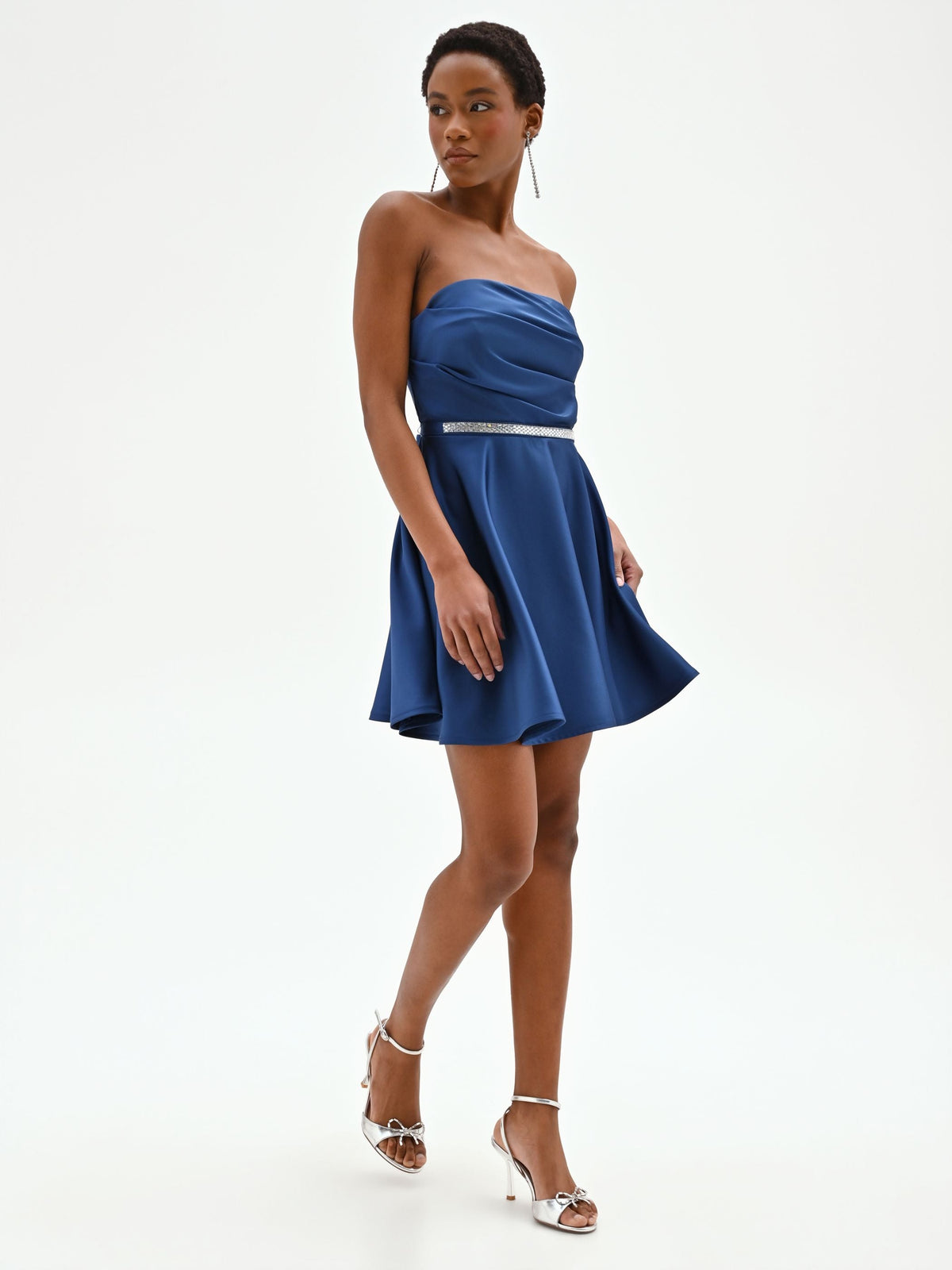 Abito corto blu brillante con cintura gioiello