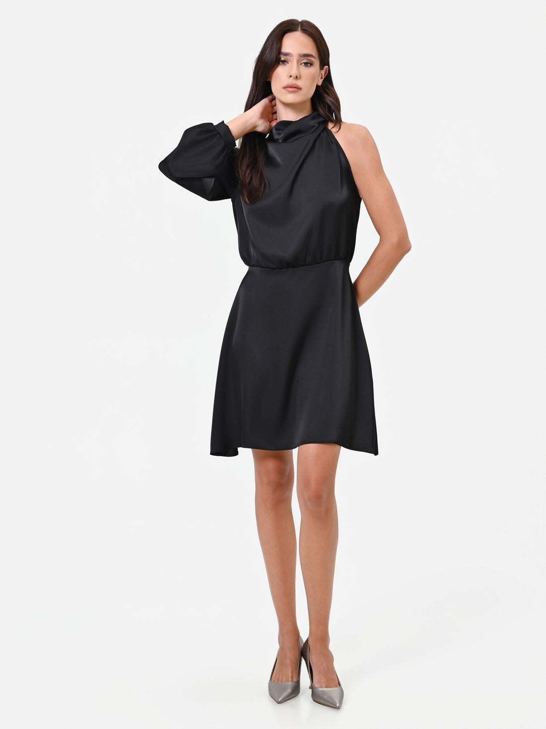 Abito corto nero in raso con scollo drappeggiato