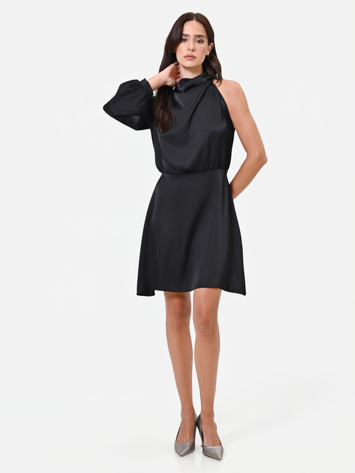 Abito corto nero in raso con scollo drappeggiato