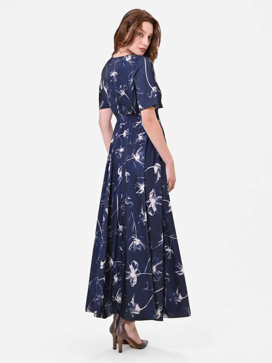 Abito lungo blu navy in raso con stampa a fiori