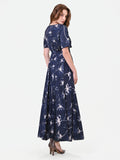 Abito lungo blu navy in raso con stampa a fiori