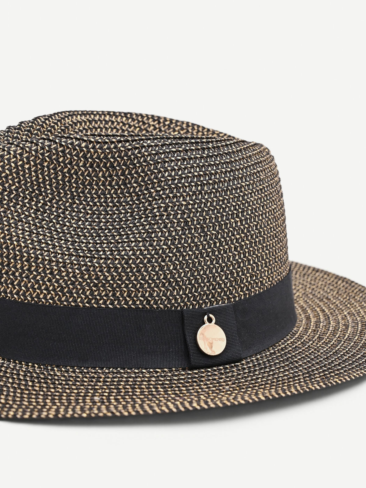 Cappello nero a tesa larga