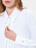 Camicia bianca con bottone gioiello