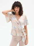 Blusa a portafoglio azzurra con stampa effetto acquerello