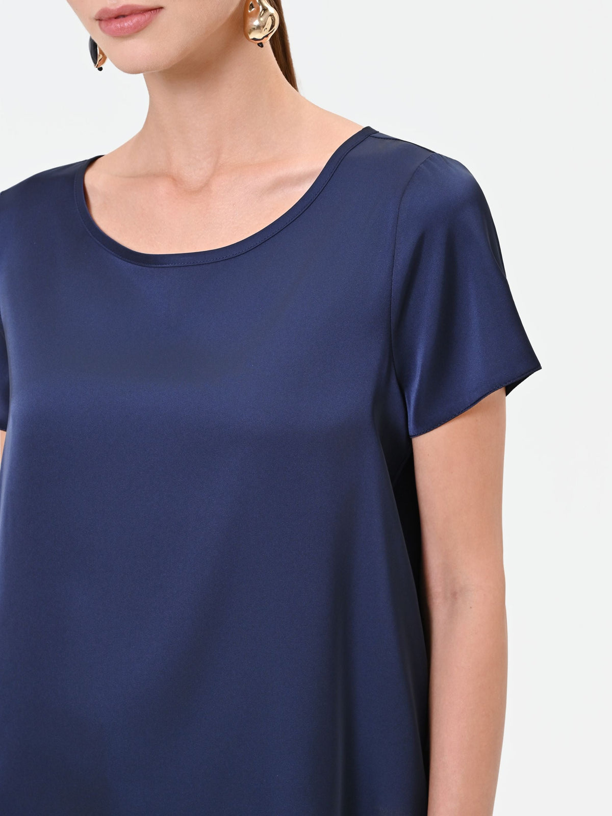 Blusa scivolata in raso blu navy