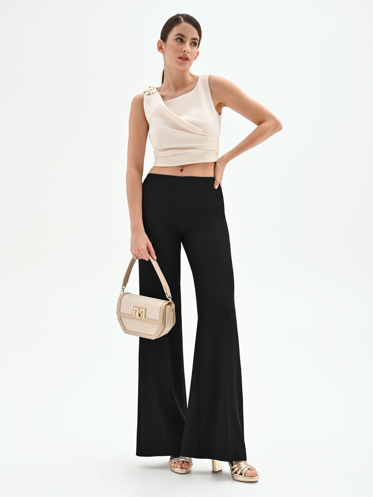 Pantalone a palazzo nero con piega stirata