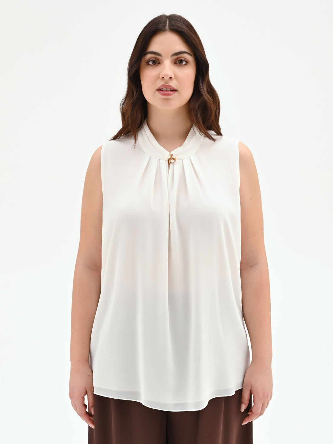 Top curvy  bianco panna con spilla gioiello