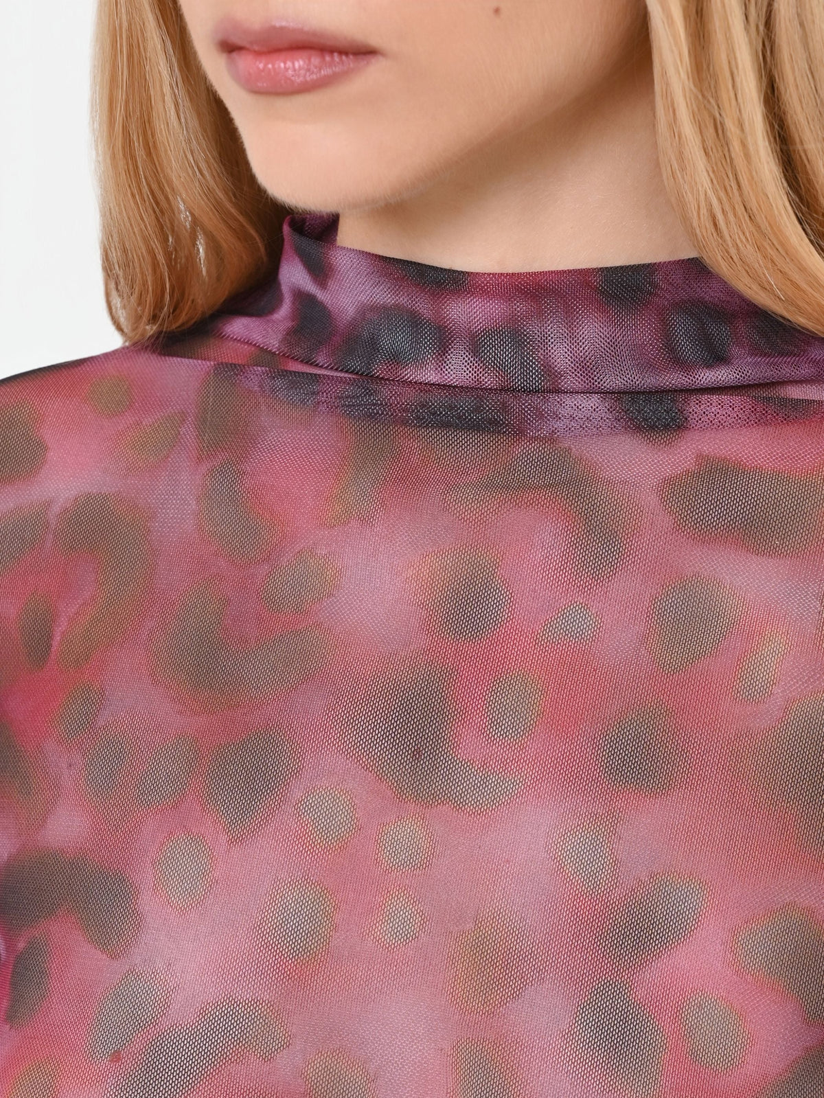 Blusa in tulle aderente rosso bordeaux con stampa animalier