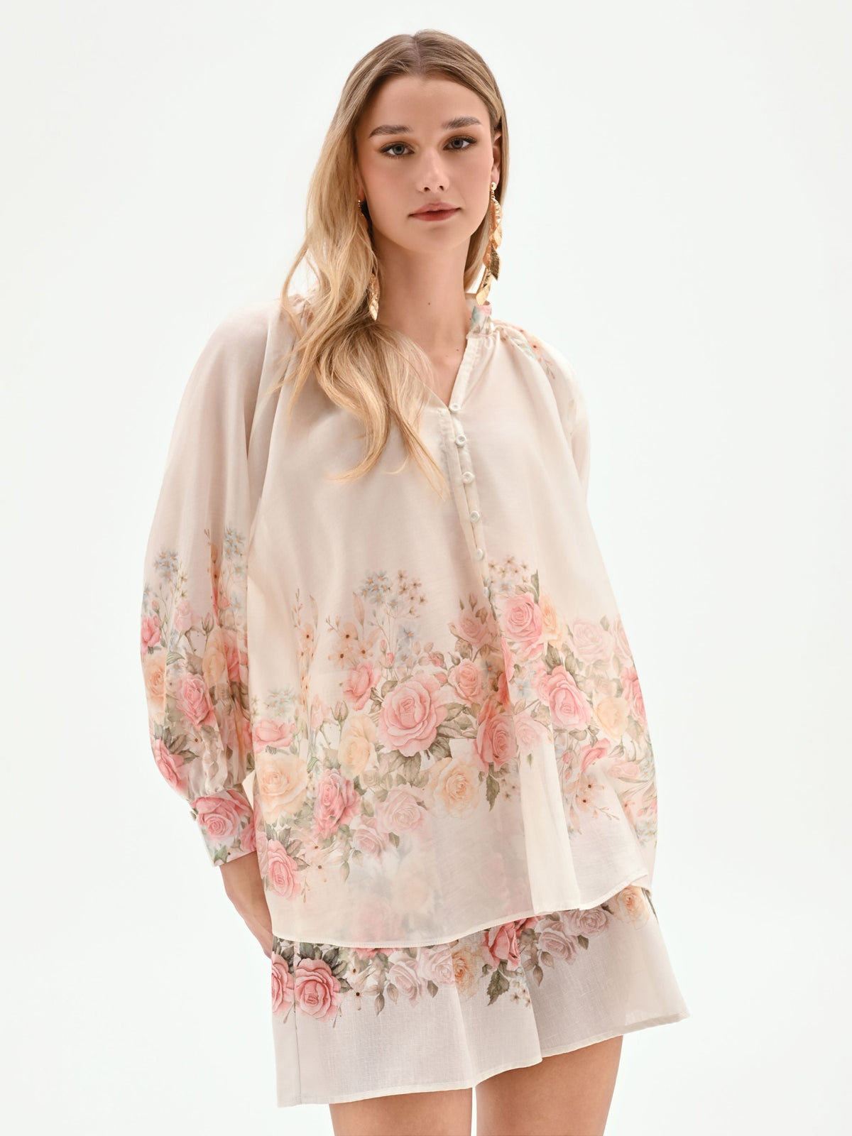 Blusa bianca con stampa floreale a rose