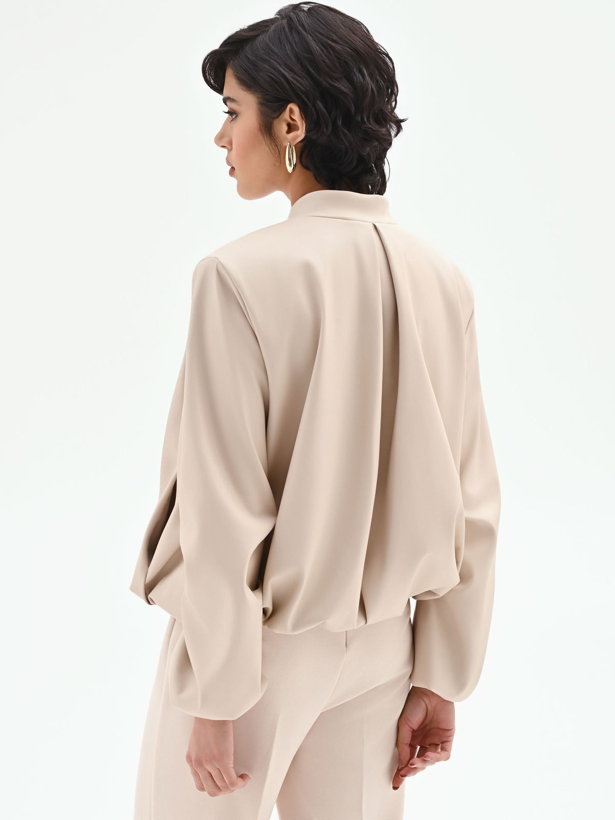Bomber in similpelle tortora beige con maniche a palloncino