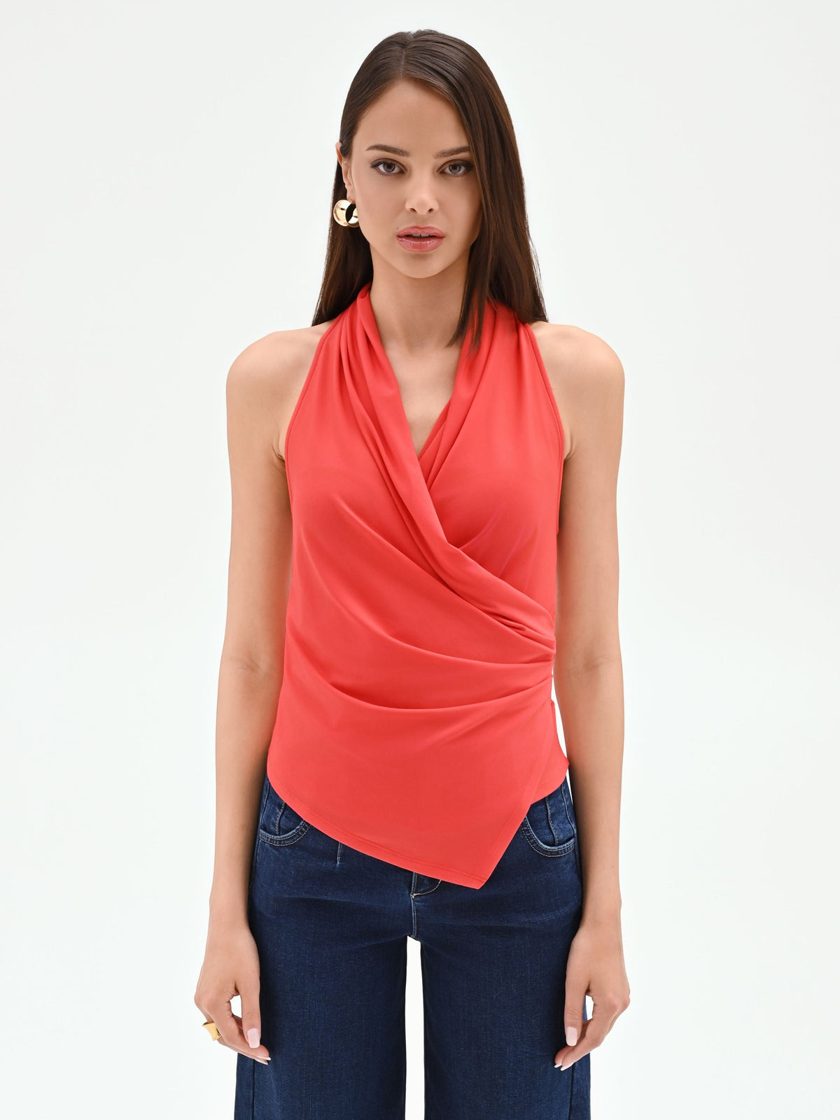 Top rosso fragola con design a incrocio