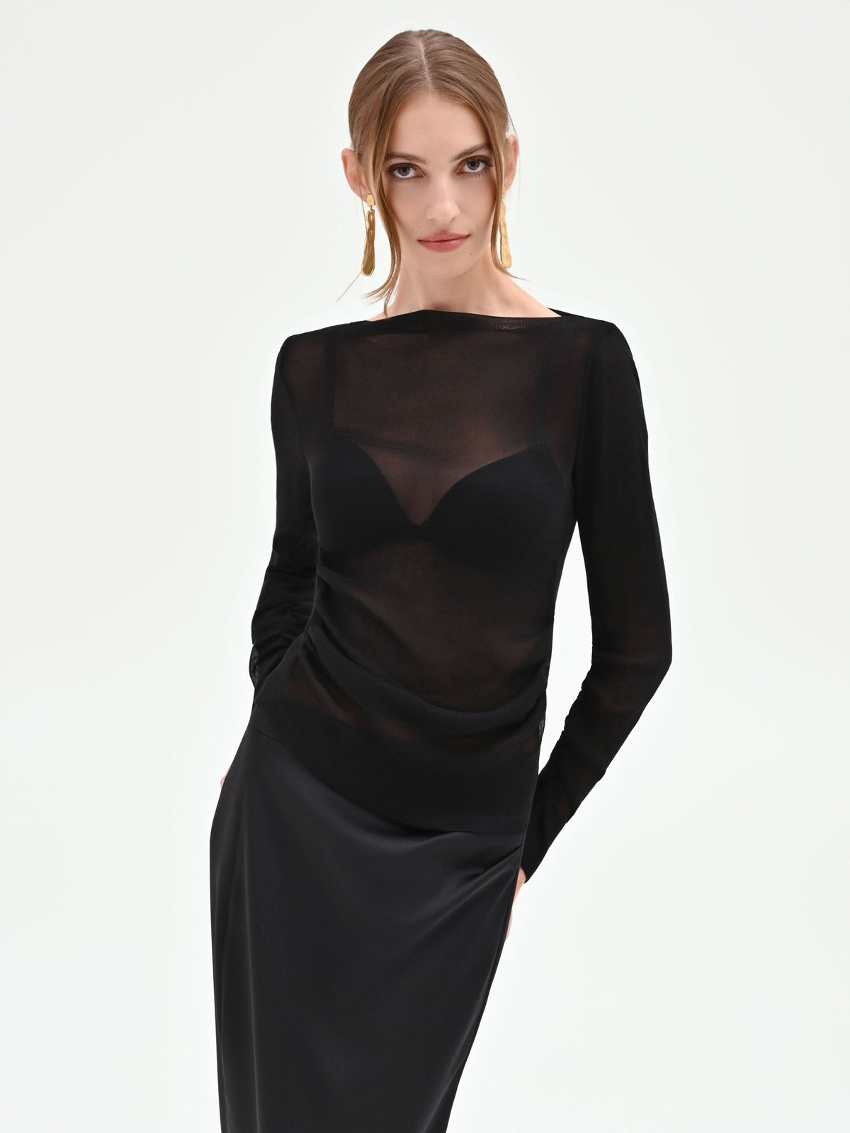 Blusa nera con drappeggio laterale
