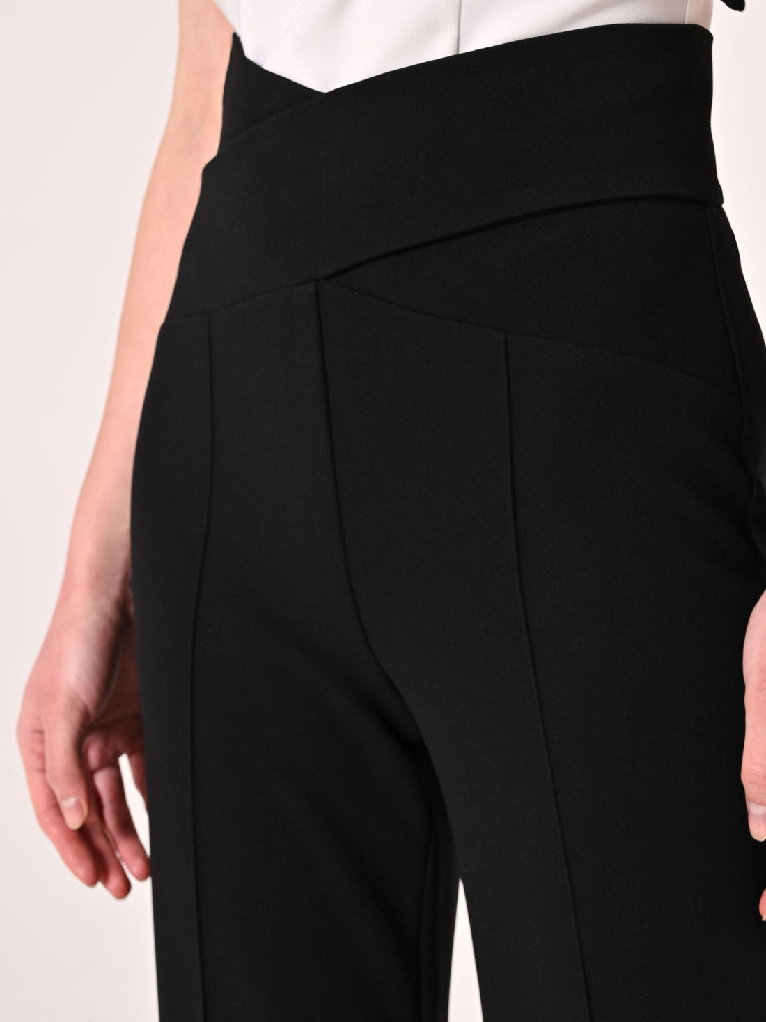 Pantaloni Neri con Incrocio