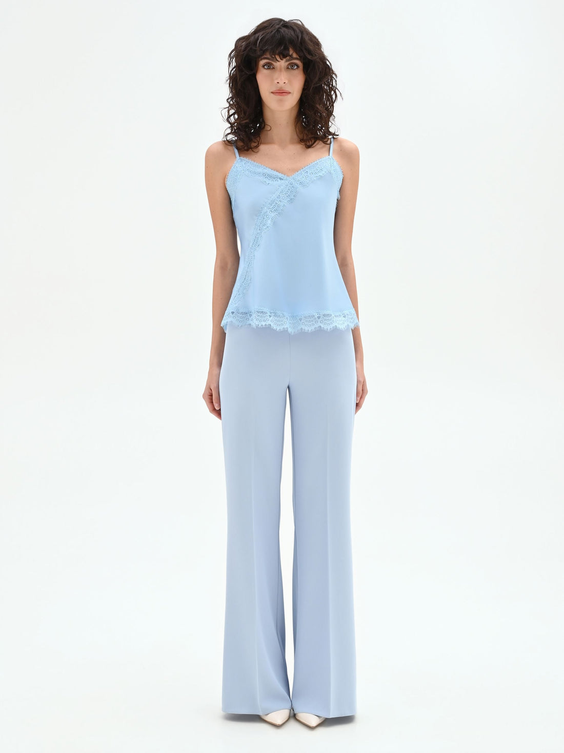 Top in raso cielo azzurro con dettagli in pizzo