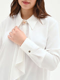 Camicia curvy panna bianco con foulard e spilla gioiello
